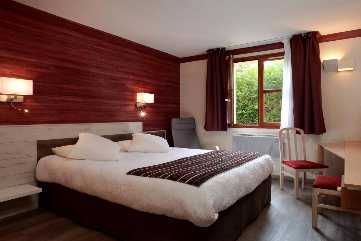 desk, soundproofing, free wifi