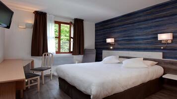 Desk, soundproofing, free WiFi