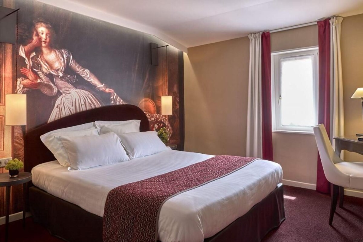 Desk, WiFi (free), bed sheets