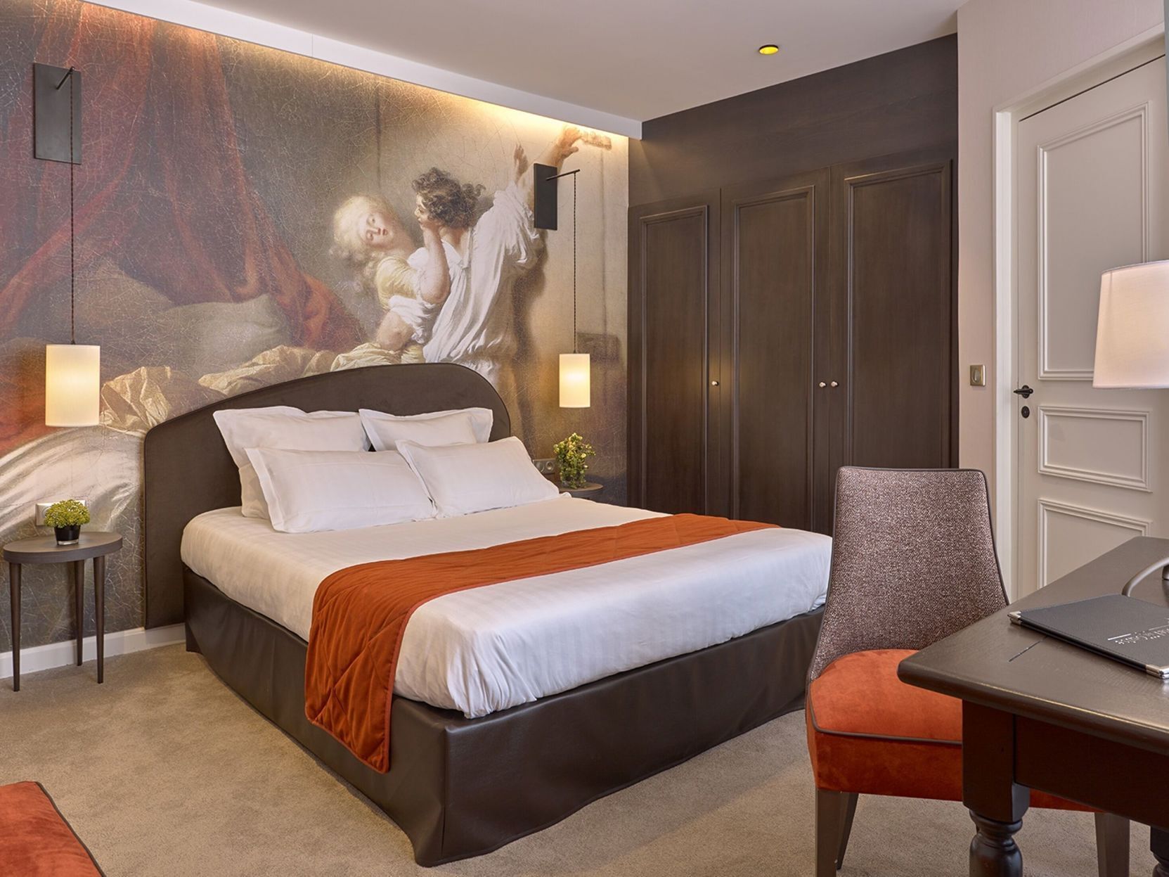 Desk, free WiFi, bed sheets