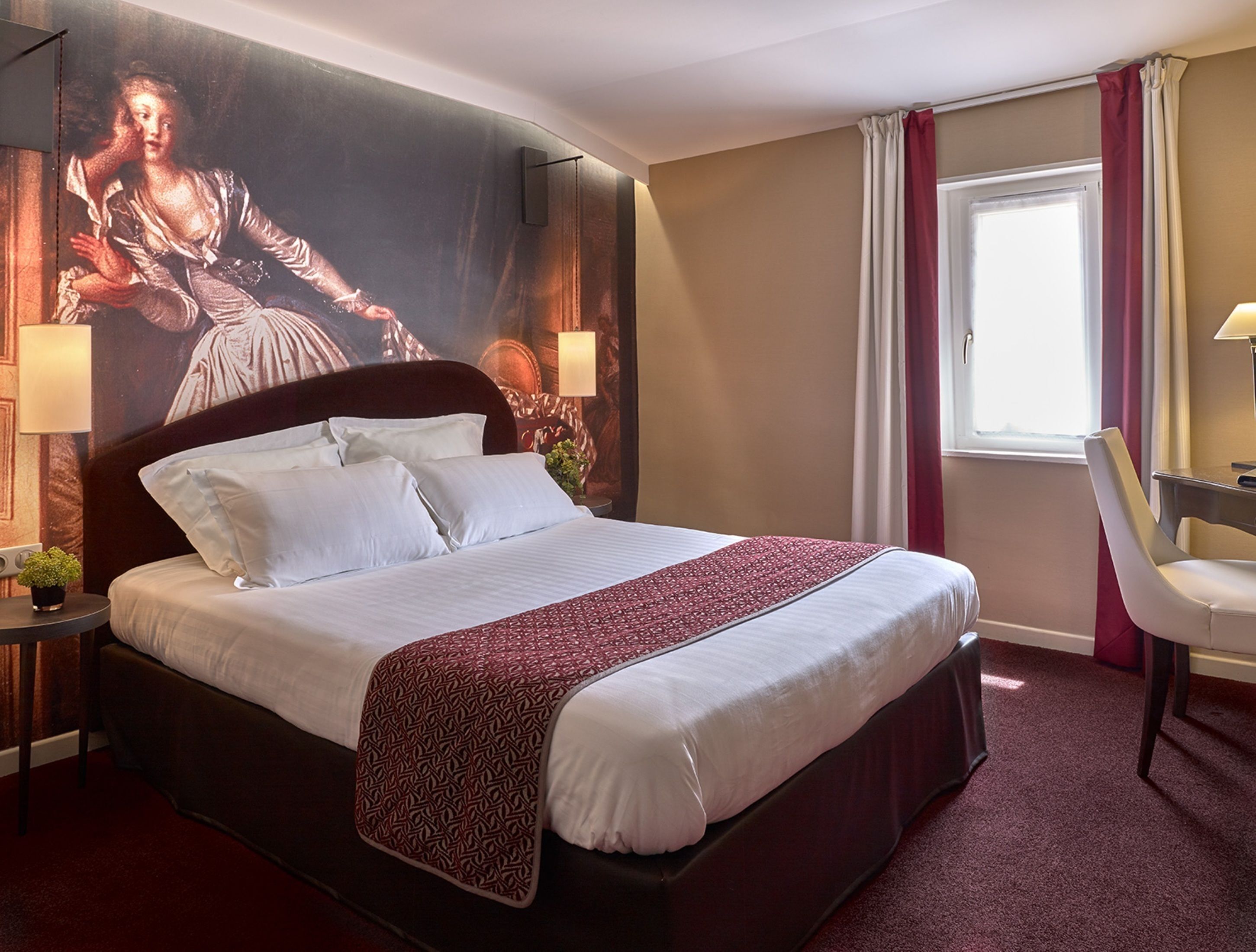 Desk, free WiFi, bed sheets