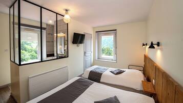 Triple Room | Individually decorated, desk, blackout drapes, free WiFi