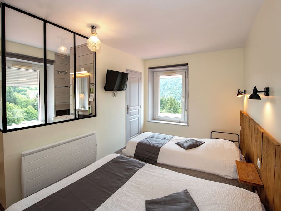 Triple Room | Desk, laptop workspace, blackout curtains, soundproofing