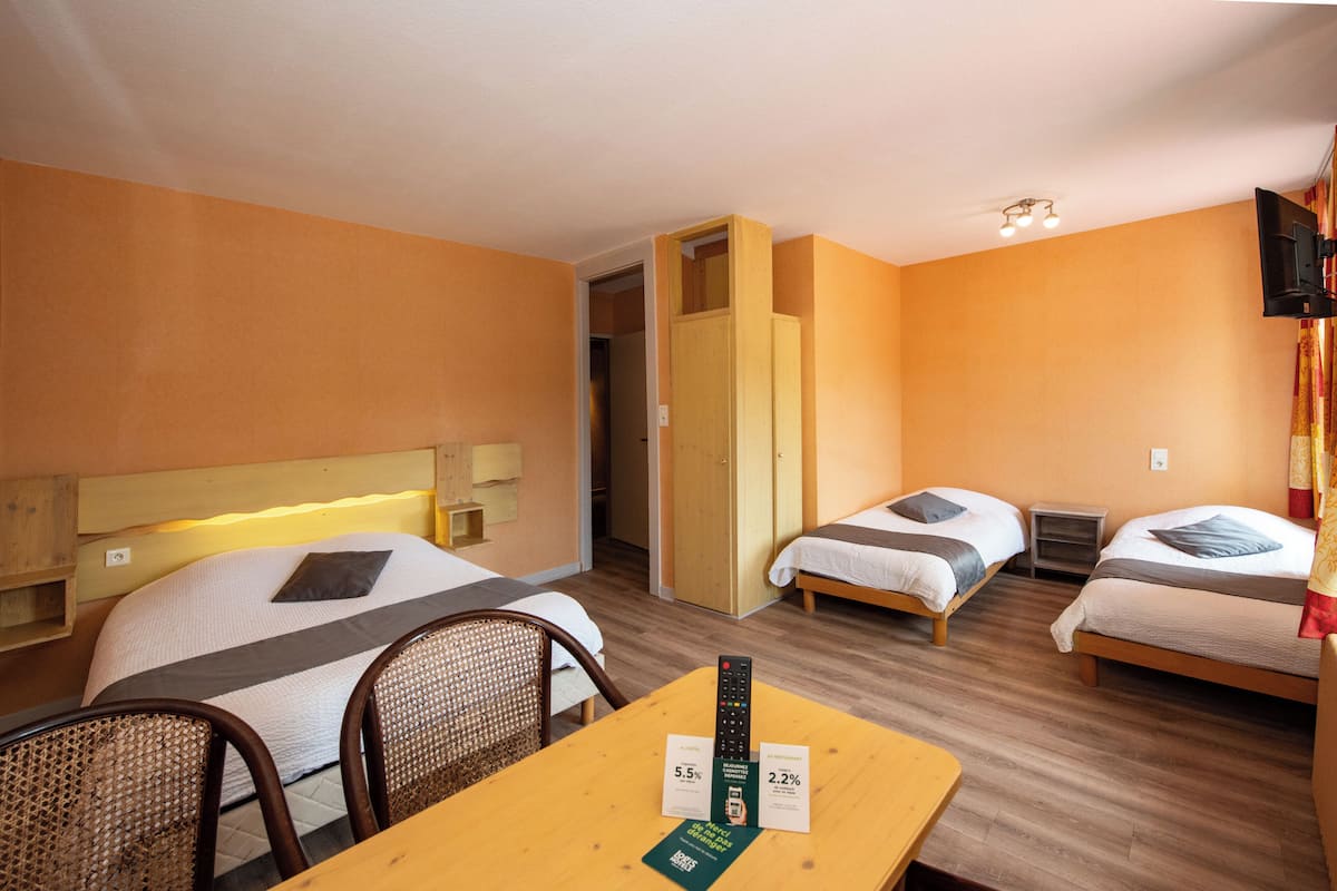 Individually decorated, desk, blackout drapes, free WiFi