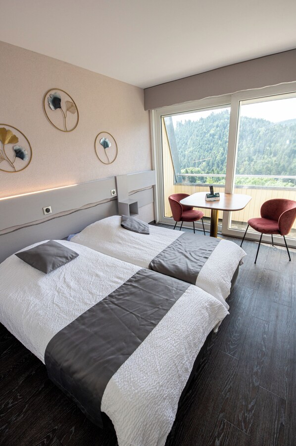 Habitación panorámica con 2 camas individuales, balcón | Decoración personalizada, escritorio y espacio para trabajar con laptop