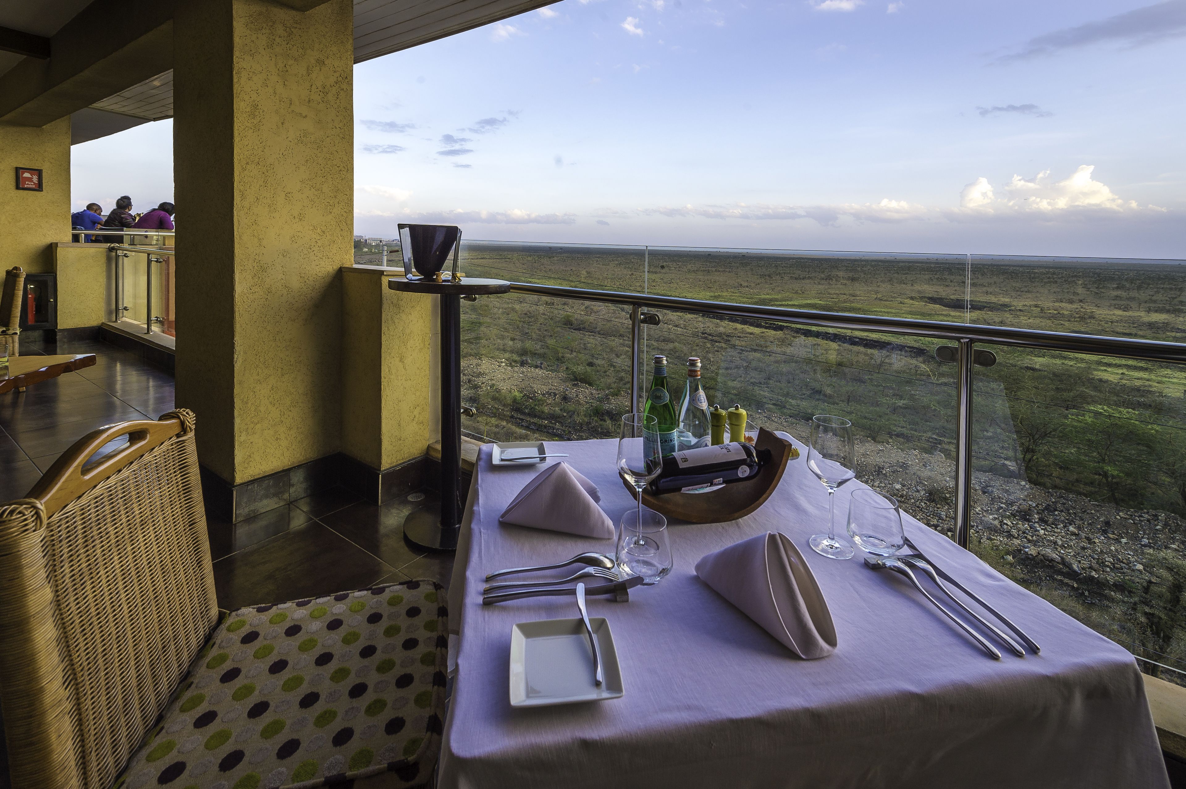 3 restaurants, breakfast, lunch, dinner served; international cuisine