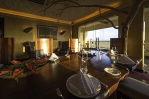 3 間餐廳；供應早餐、午餐、晚餐和早午餐