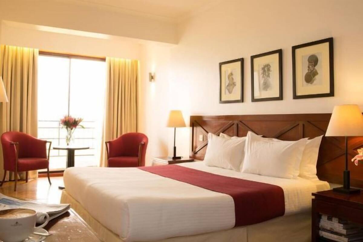 Premium bedding, in-room safe, desk, blackout drapes