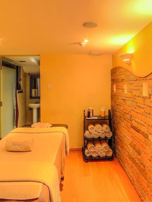 Couples treatment rooms, body treatments, aromatherapy