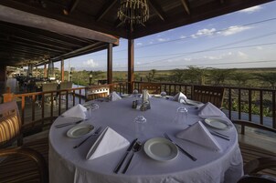 3 restaurants, breakfast, lunch, dinner served; international cuisine