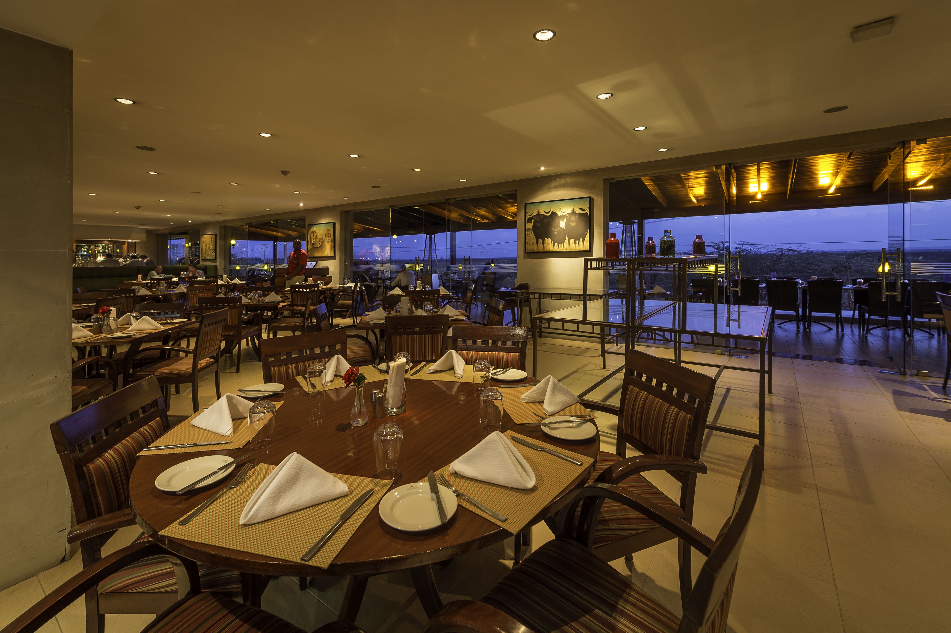 3 restaurants, breakfast, lunch, dinner served; international cuisine