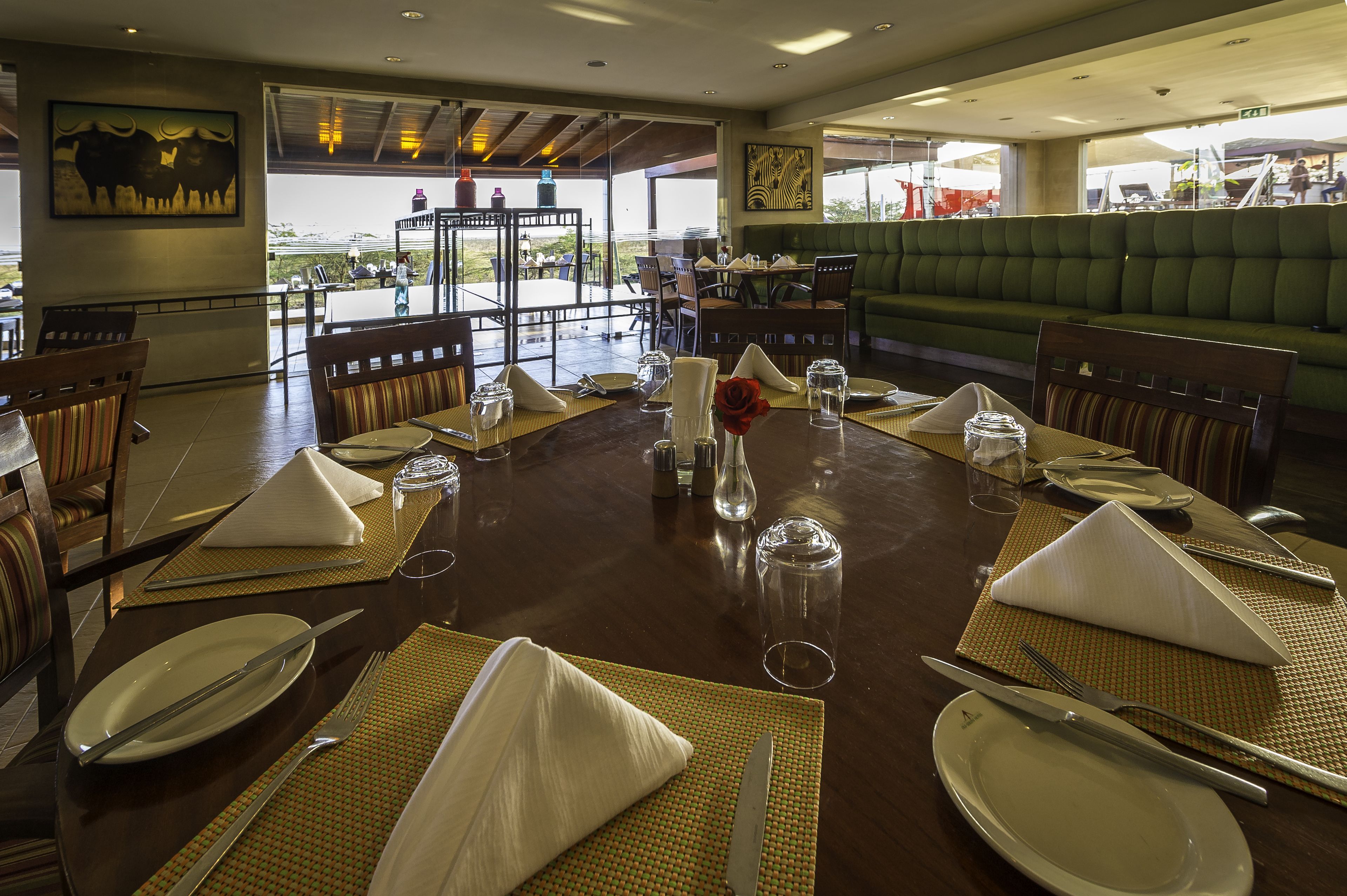 3 restaurants, breakfast, lunch, dinner served; international cuisine