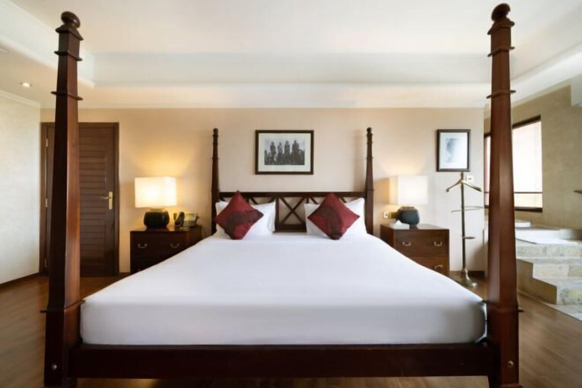 Premium bedding, in-room safe, desk, blackout drapes
