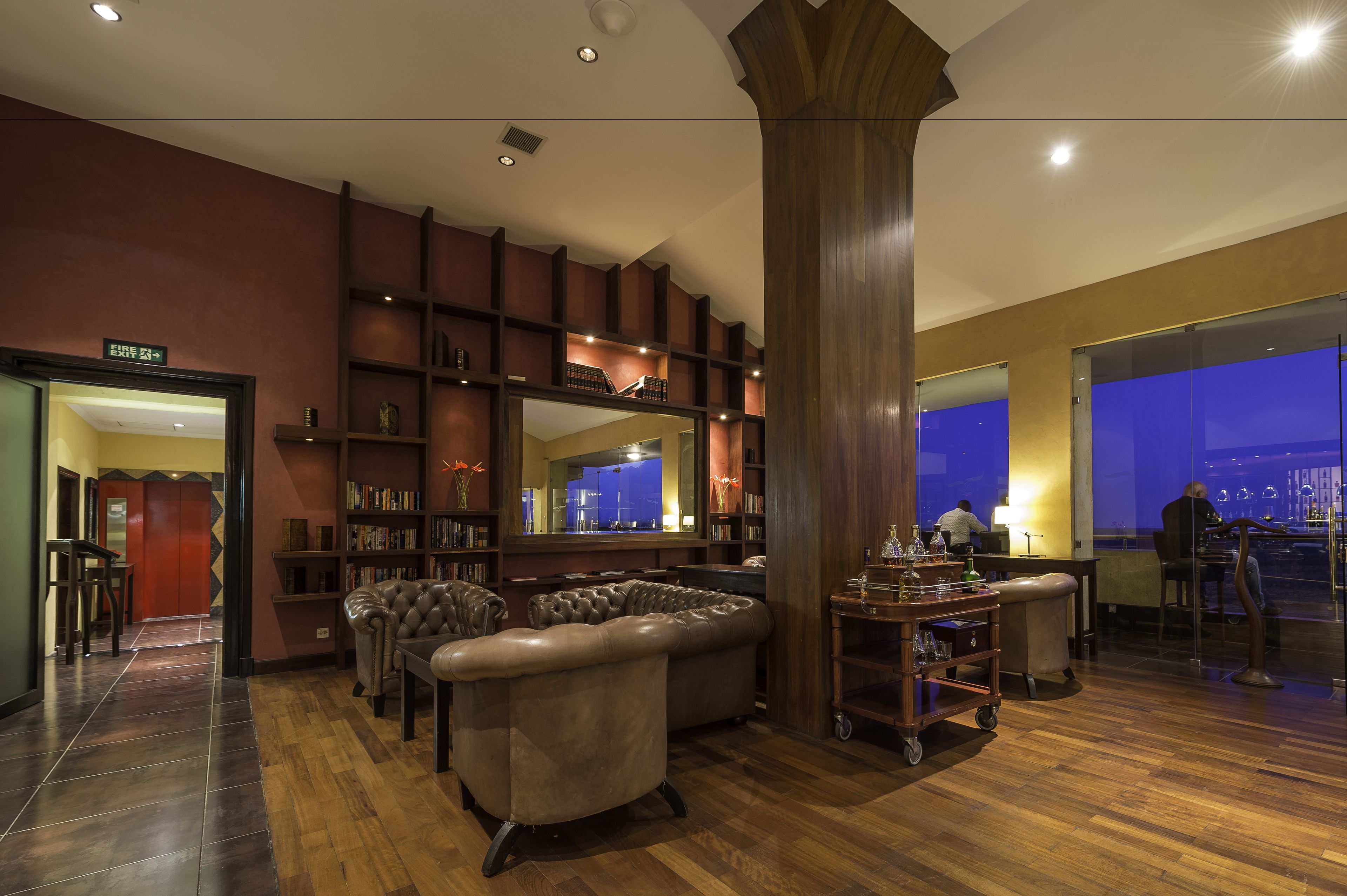 3 restaurants, breakfast, lunch, dinner served; international cuisine