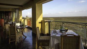 3 restaurants, breakfast, lunch, dinner served; international cuisine