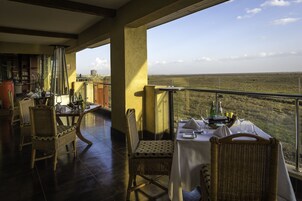 3 restaurantes; se sirve desayuno, almuerzo y cena; cocina internacional