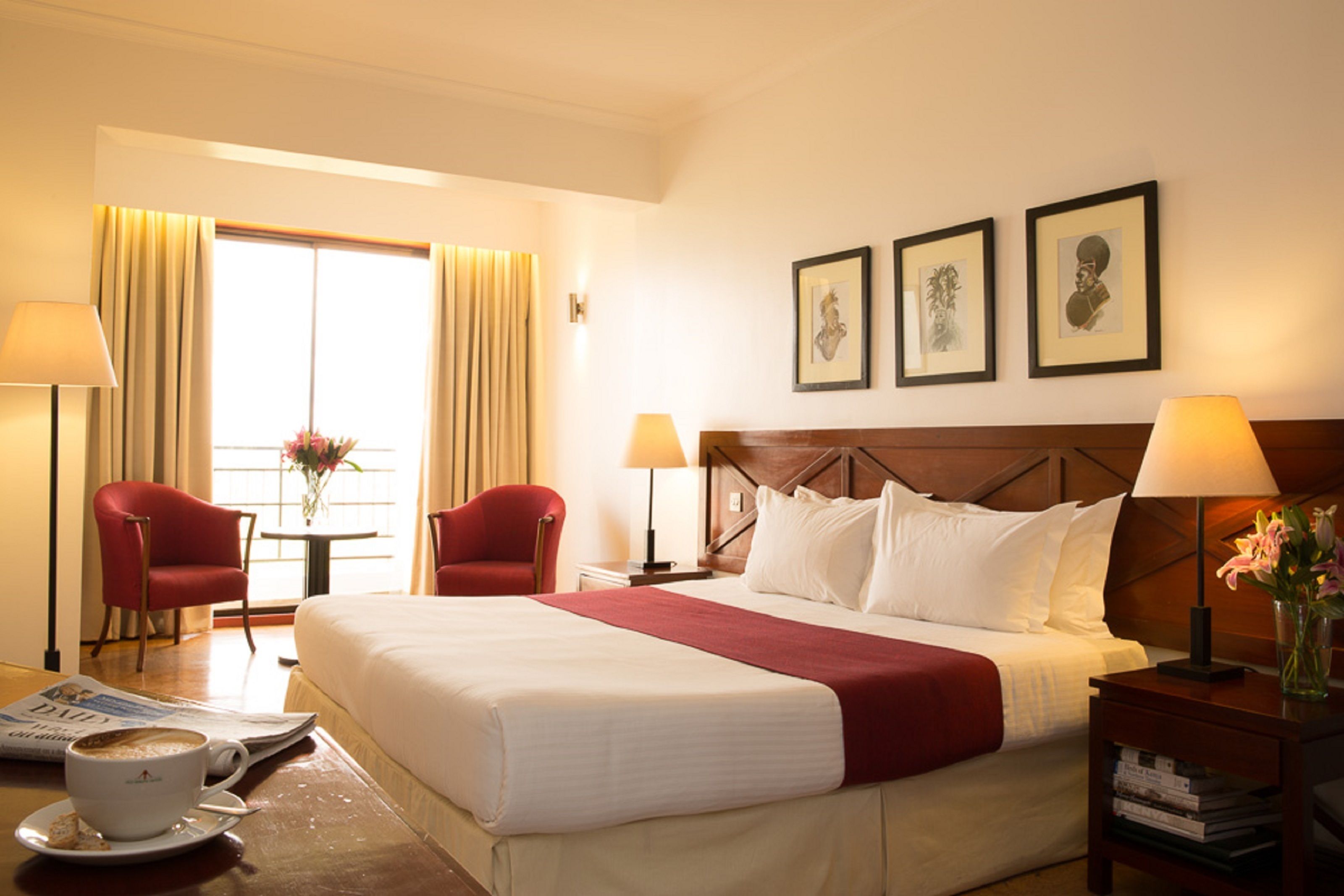 Superior-rum - utsikt mot staden | Sängtillbehör av högsta kvalitet och värdeförvaringsskåp på rummet