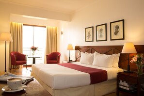 高级房, 城市景观 | 高档床上用品、客房内保险箱、特色装修、办公桌