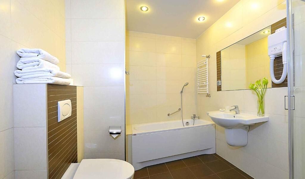 Appartement Premium | Salle de bain | Sèche-cheveux, chaussons, serviettes fournies, savon