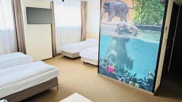 Premium-Vierbettzimmer | Schreibtisch, laptopgeeigneter Arbeitsplatz, Bügeleisen/Bügelbrett