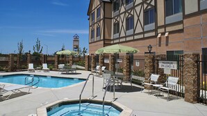 Outdoor pool - Fairfield Inn & Suites by Marriott Selma Kingsburg (Kingsburg)