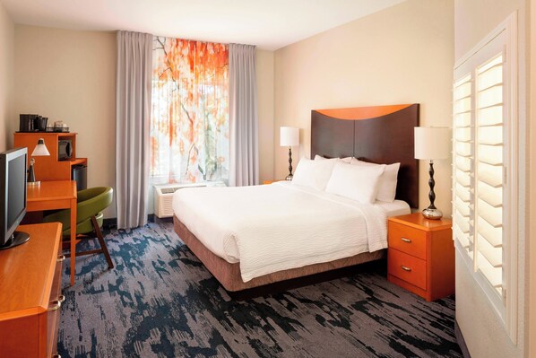 Desk, laptop workspace, blackout drapes, iron/ironing board - Fairfield Inn & Suites by Marriott Selma Kingsburg (Kingsburg)