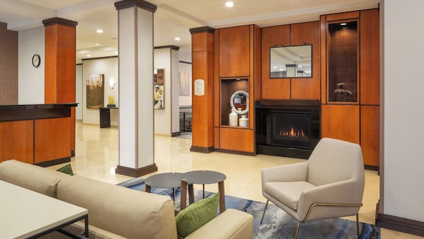 A modern living room with a fireplace, a sofa, a chair, and a coffee table. - Fairfield Inn & Suites by Marriott Selma Kingsburg (Kingsburg)