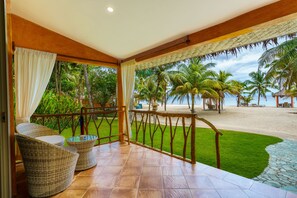 Seascape | Terrace/patio - Coco Grove Beach Resort (San Juan)