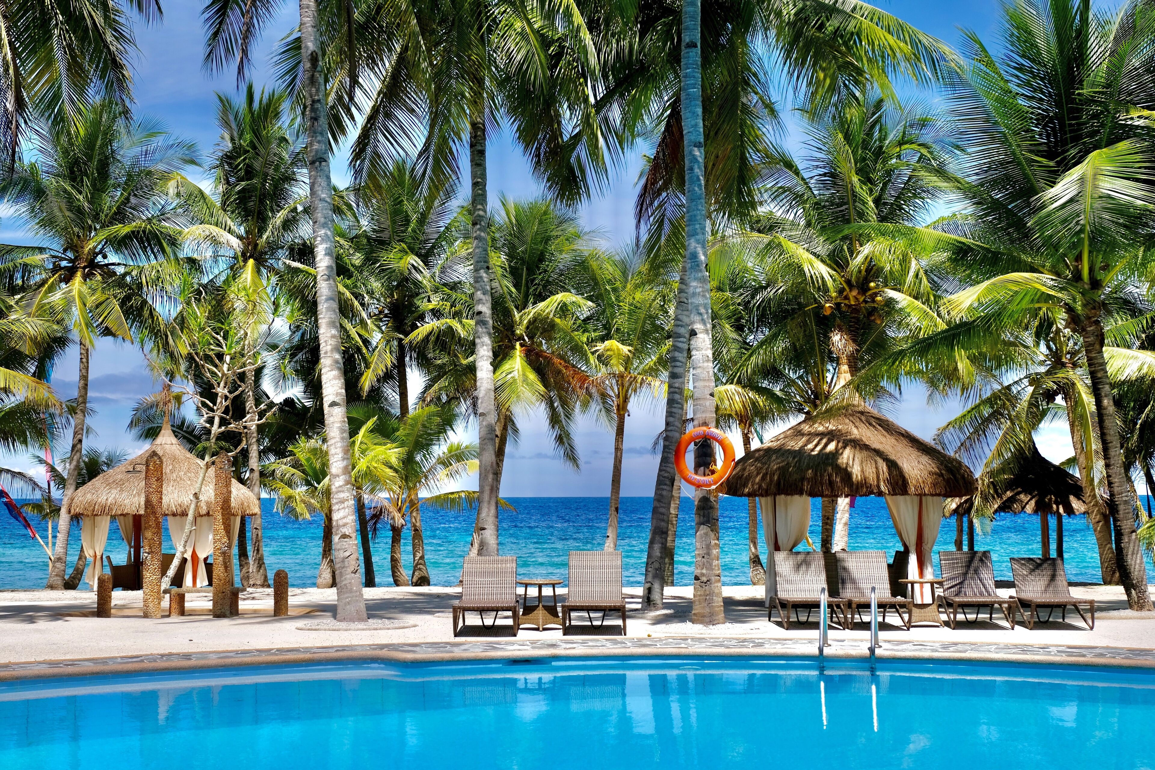 4 outdoor pools, pool umbrellas, pool loungers