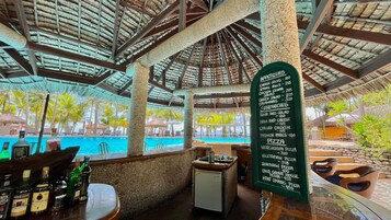 Bar à beira da piscina