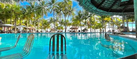 Bar en bord de piscine