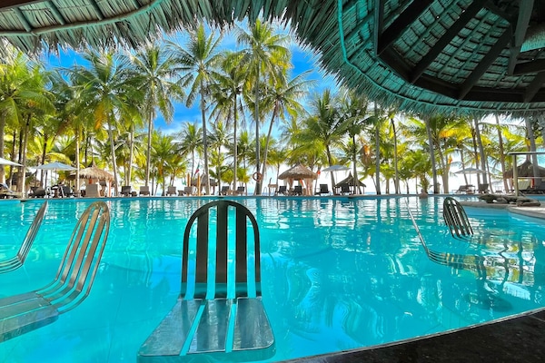 Bar junto a la piscina