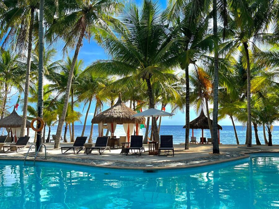 4 buitenzwembaden, parasols voor strand/zwembad