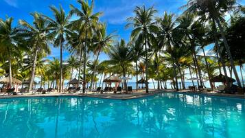 4 piscines extérieures, parasols de plage, chaises longues