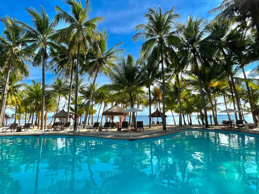4 piscines extérieures, parasols de plage, chaises longues