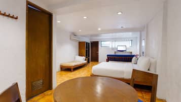 ห้องดีลักซ์สวีท (with Butler Service) | 2 ห้องนอน, มินิบาร์, ตู้นิรภัยในห้องพัก, โต๊ะทำงาน