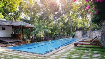 Piscine extérieure, chaises longues