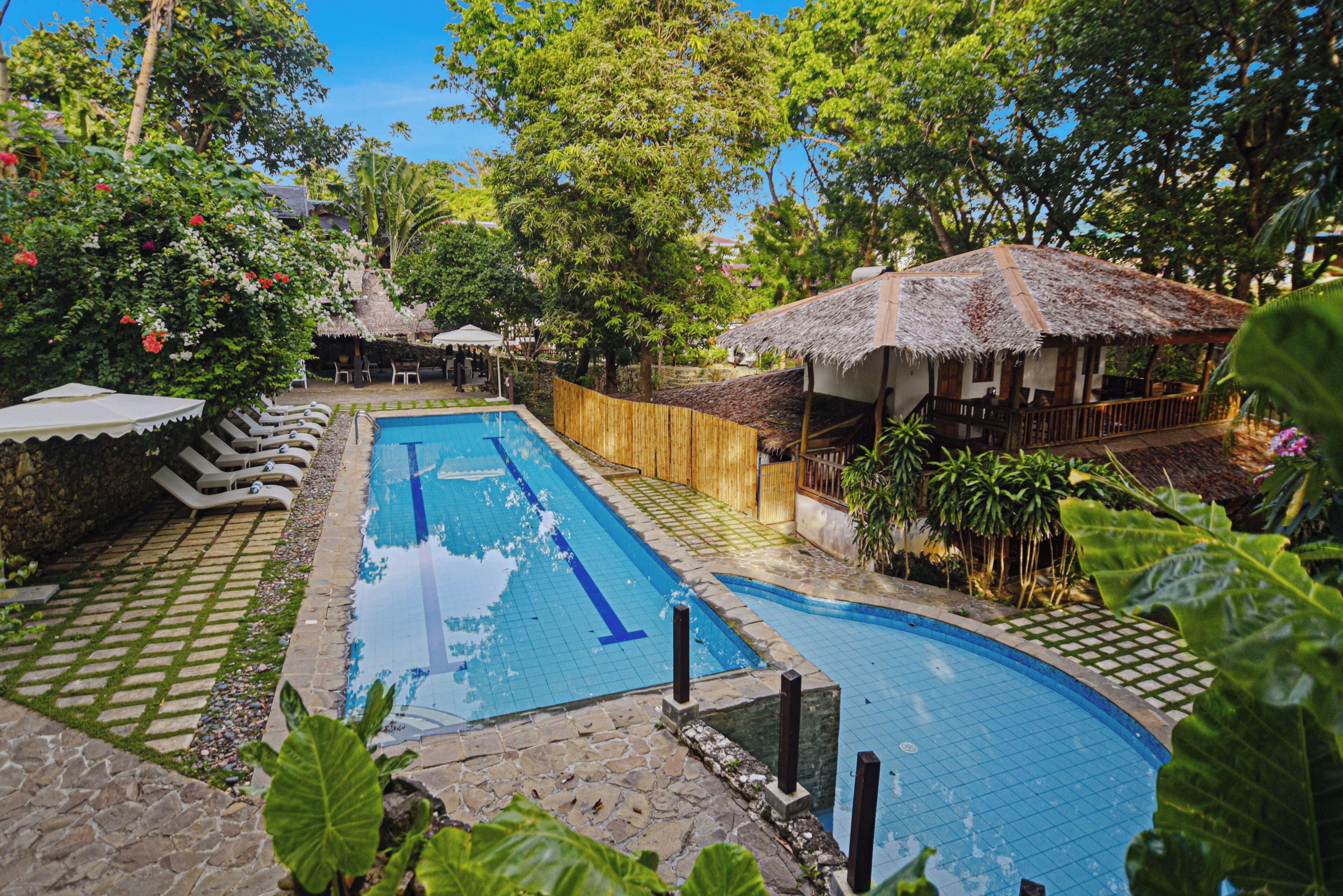 Kolam renang outdoor, dengan kursi berjemur