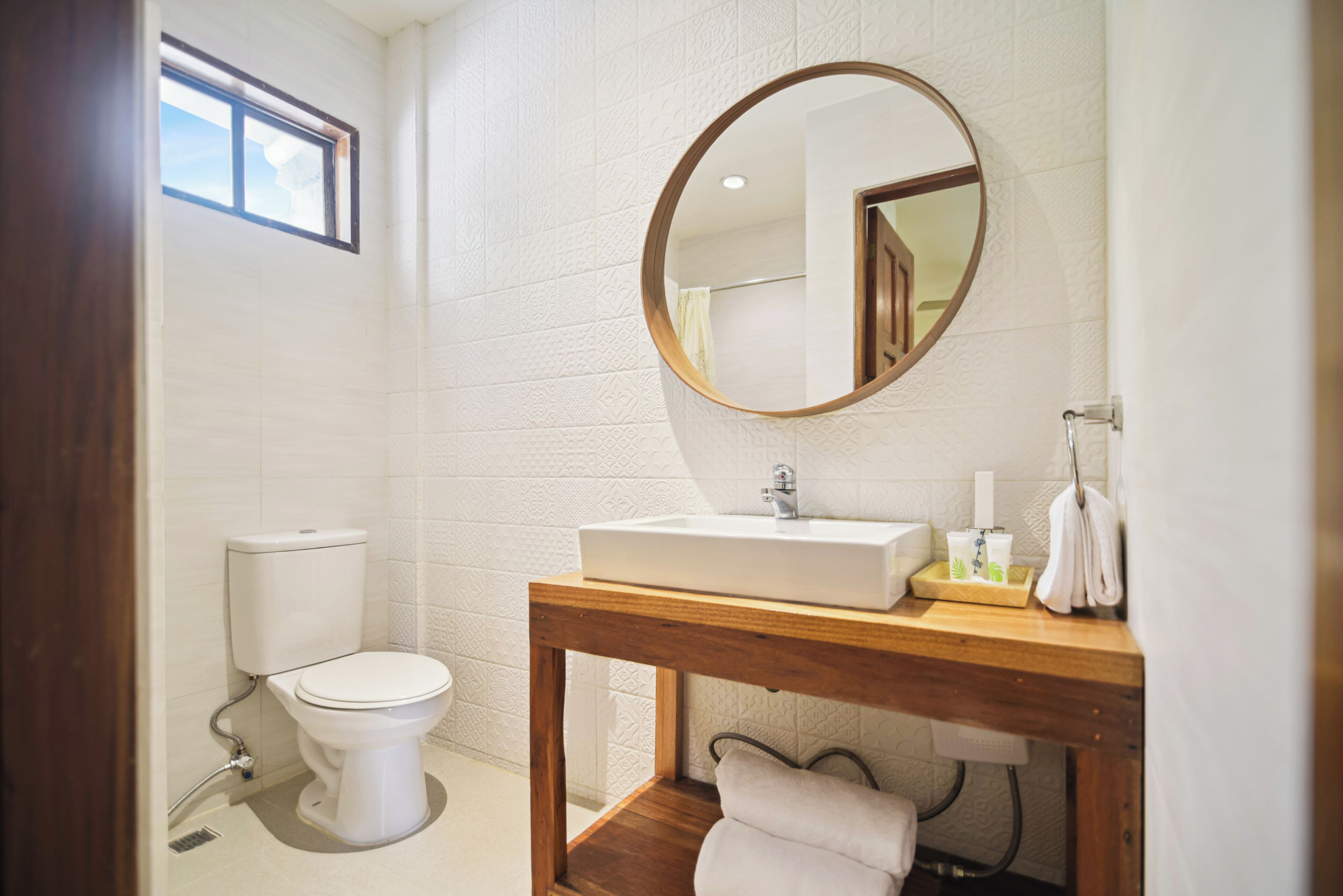 petite suite | bathroom | shower, free toiletries, hair dryer, slippers