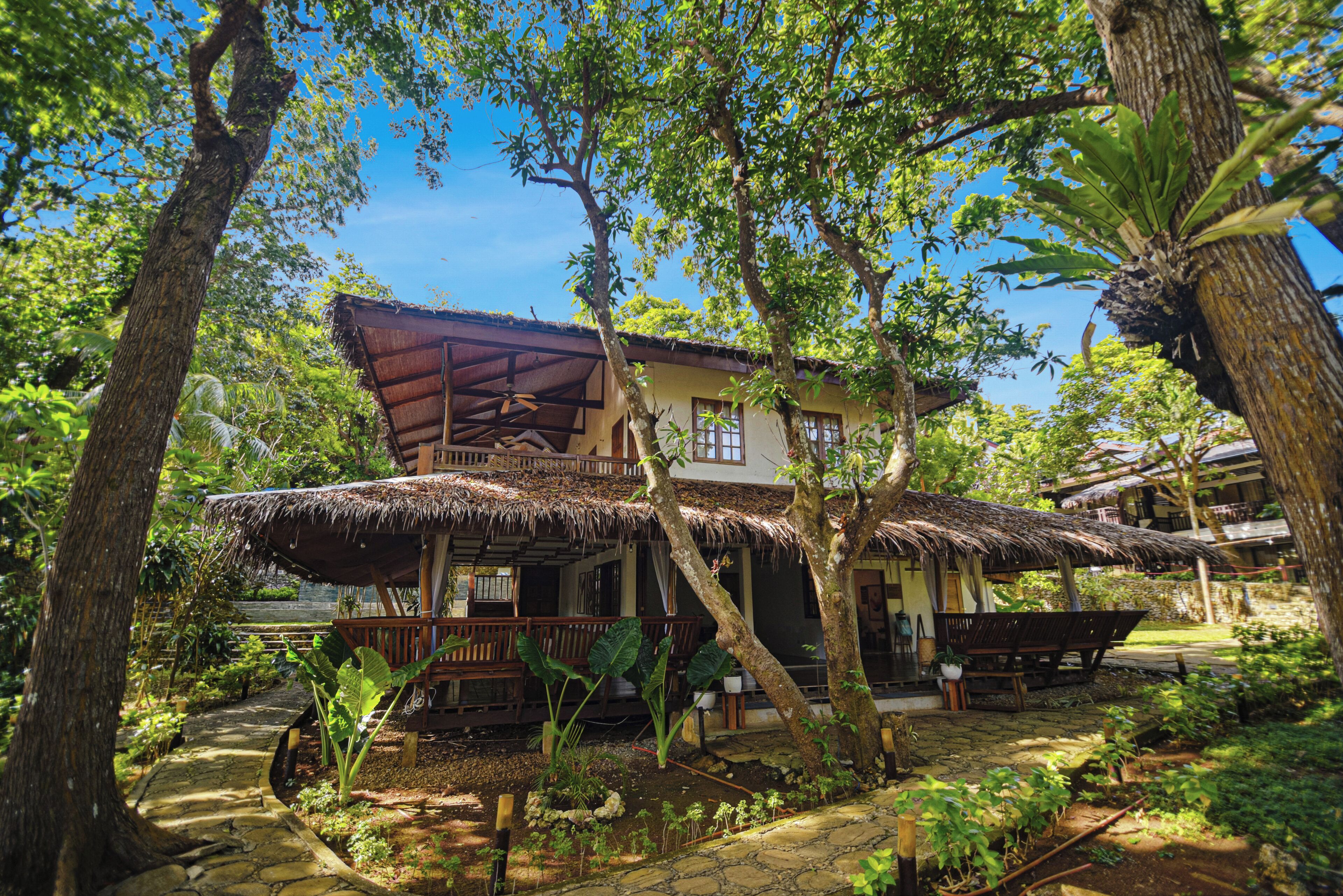 breakfast, lunch and dinner served