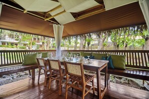 供应早餐、午餐和晚餐