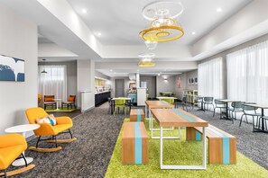 Free daily continental breakfast  - Spark by Hilton Hamburg (Hamburg)