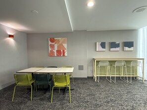 Free daily continental breakfast - Spark by Hilton Hamburg (Hamburg)