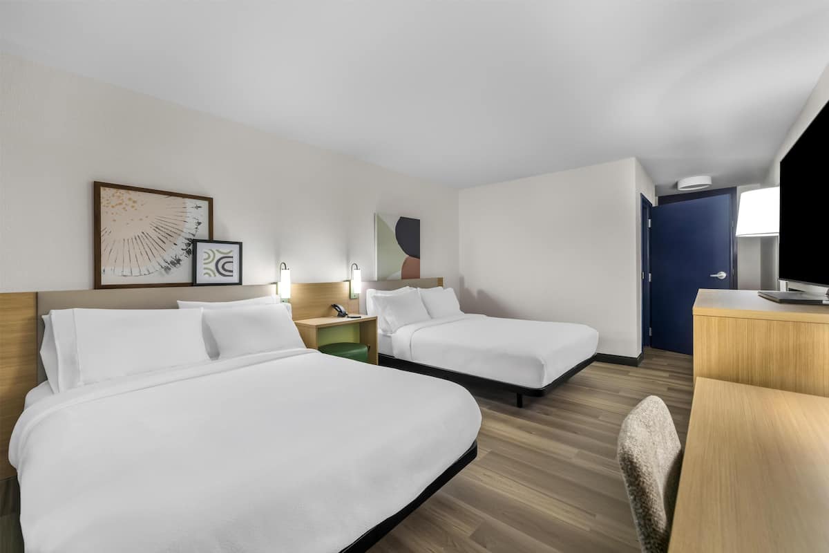 客房, 2 张大床, 无障碍 (Mobility & Hearing, Roll-in Shower) | 办公桌、笔记本电脑工作区、熨斗/熨衣板、免费 WiFi