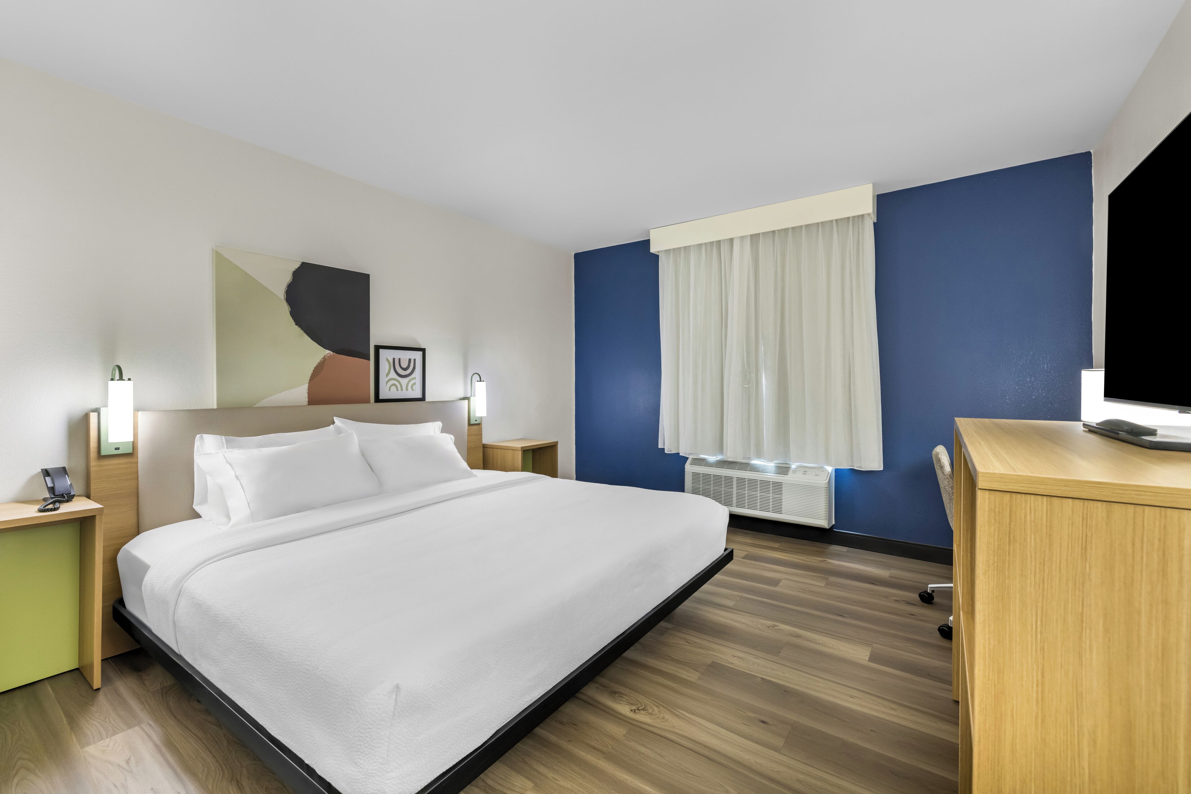 Kamer, 1 kingsize bed, toegankelijk voor mindervaliden (Mobility & Hearing, Roll-in Shower) | Een bureau, een laptopwerkplek, een strijkplank/strijkijzer, gratis wifi