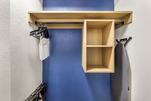 办公桌、笔记本电脑工作区、熨斗/熨衣板、免费 WiFi