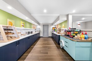 Tägliches inbegriffenes kontinentales Frühstück