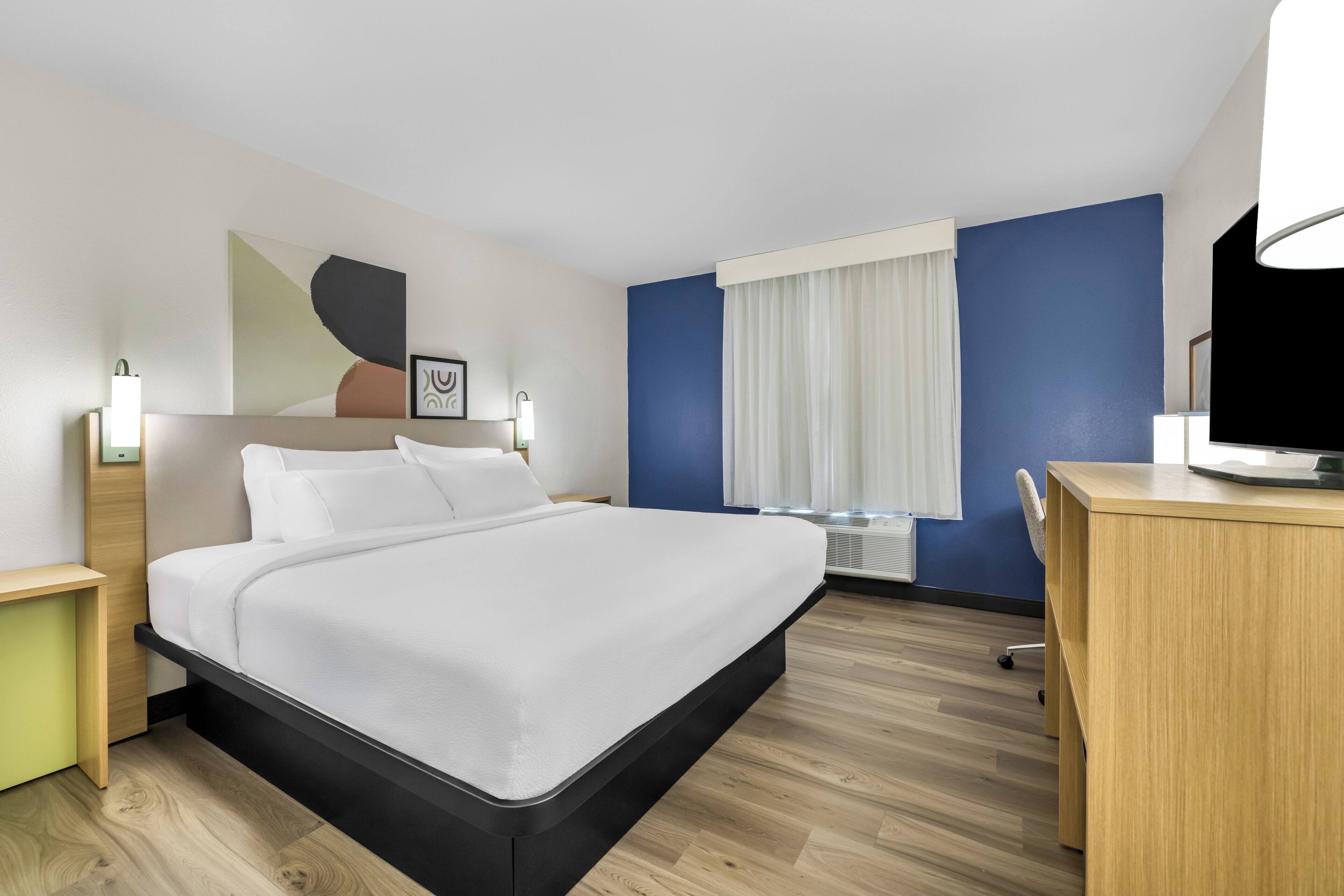 Kamer, 1 kingsize bed | Een bureau, een laptopwerkplek, een strijkplank/strijkijzer, gratis wifi