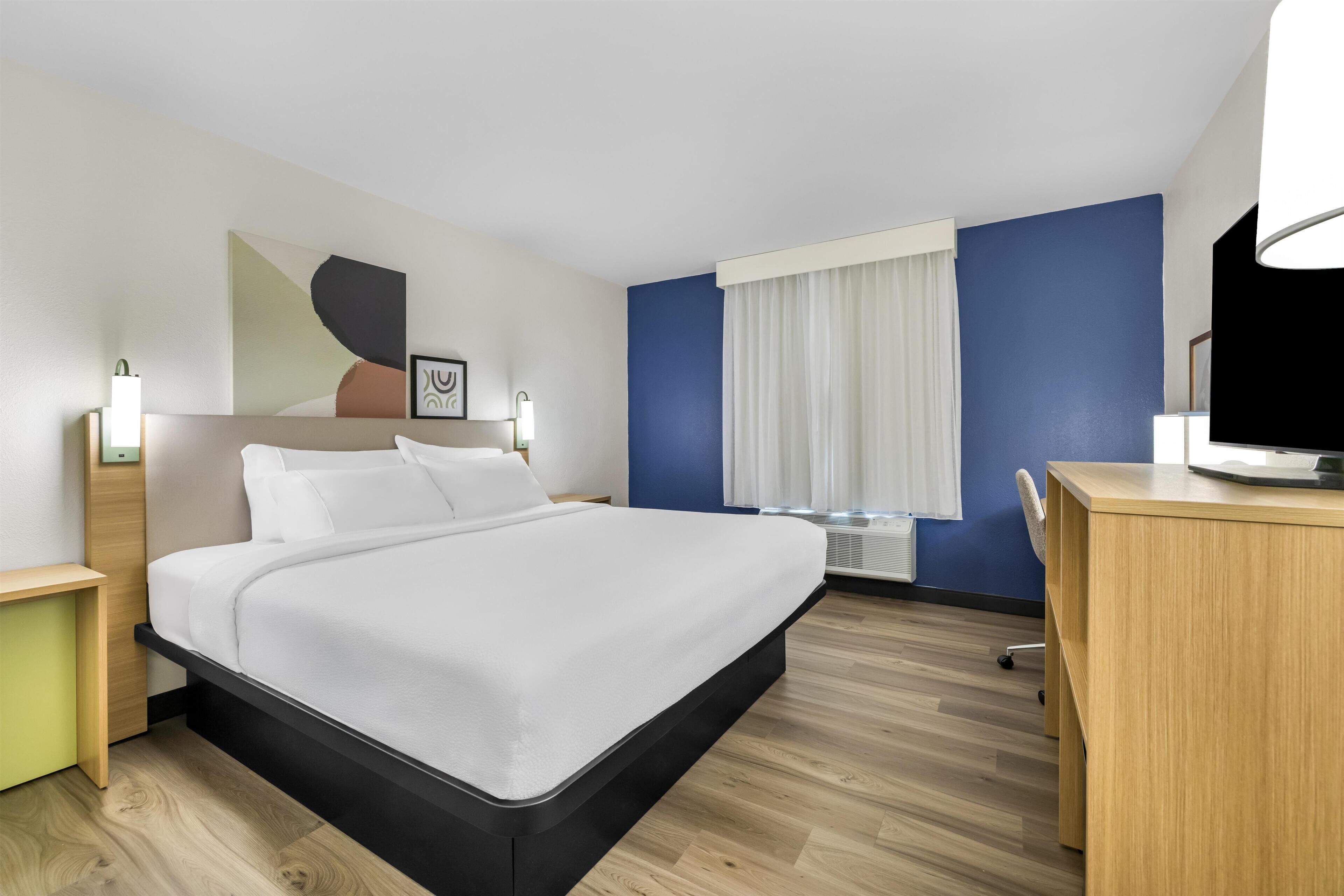 客房, 1 张特大床 | 办公桌、笔记本电脑工作区、熨斗/熨衣板、免费 WiFi