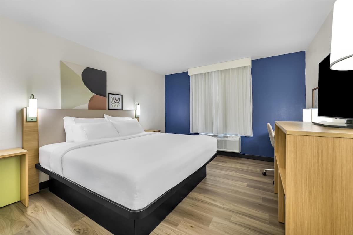 客房, 1 张特大床 | 办公桌、笔记本电脑工作区、熨斗/熨衣板、免费 WiFi